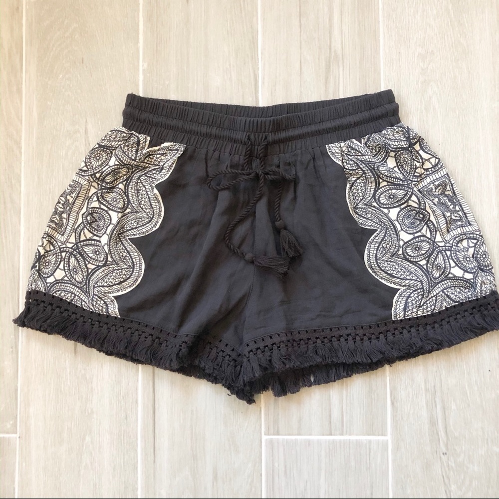 Flowy pattern elastic waist shorts. Size M